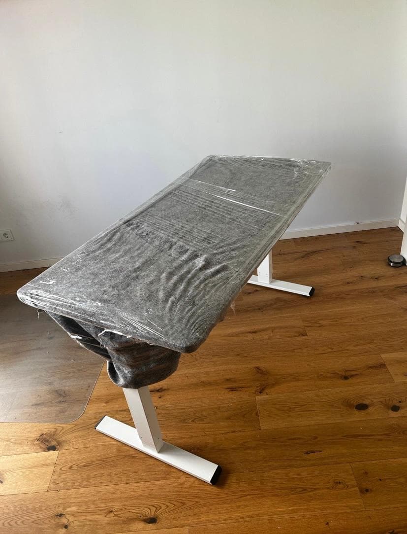 Sorgfältig für den Umzug verpackter Schreibtisch